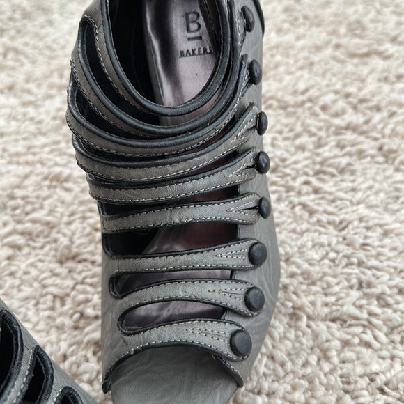 Gray ankle booties, peep, toe with buttons, open up to the top-perfect condition - Picture 7 of 16